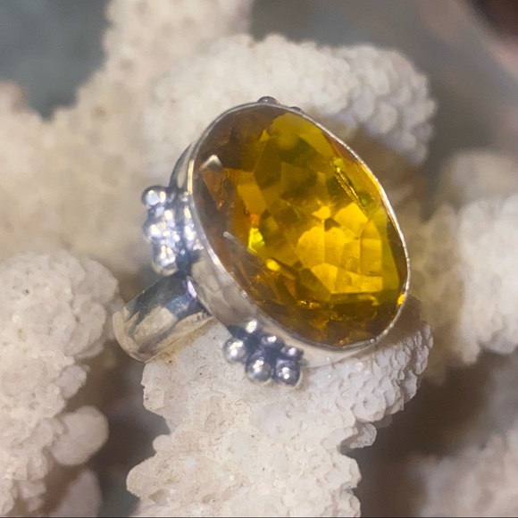 Yellow Citrine faceted cut stone set in a 925 ss ring setting - Picture 5 of 9